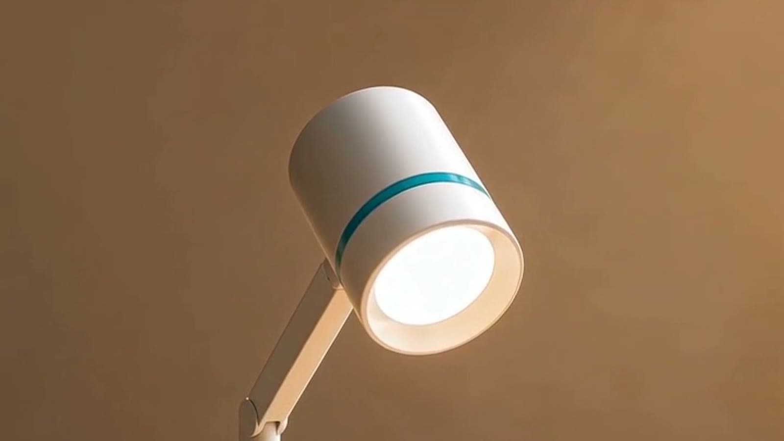 Prompting a Precision Product Hero Shot with Seedance 2.0: Second-by-Second Camera Timing for Ecommerce